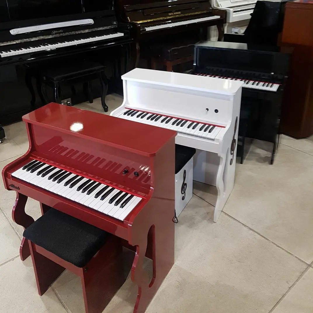 Piano infantil disponível em quatro cores na Albach Pianos